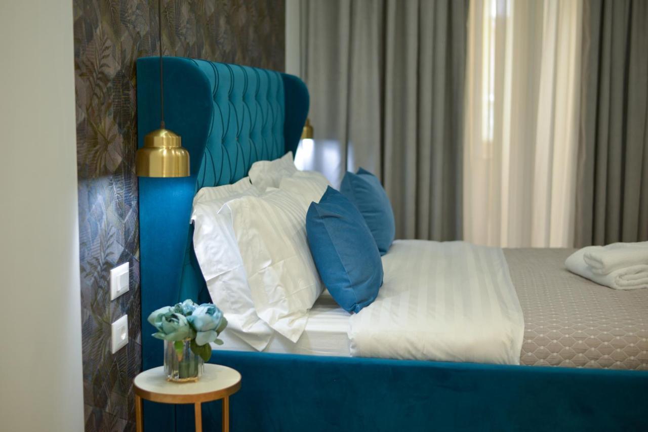 Hotel Capital *